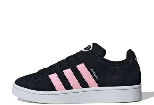 Adidas Campus 00s Core Black True Pink (W) - Ispirate alle Campus 80s, queste adidas Campus 00s riscrivono una grande storia per la nuova generazione di pionieri. I nuovi colori e le proporzioni rinnovate donano un tocco contemporaneo alla sneaker, mentre le inconfondibili 3 strisce e la tomaia in suede premium rimangono fedeli all'iconico stile originale.