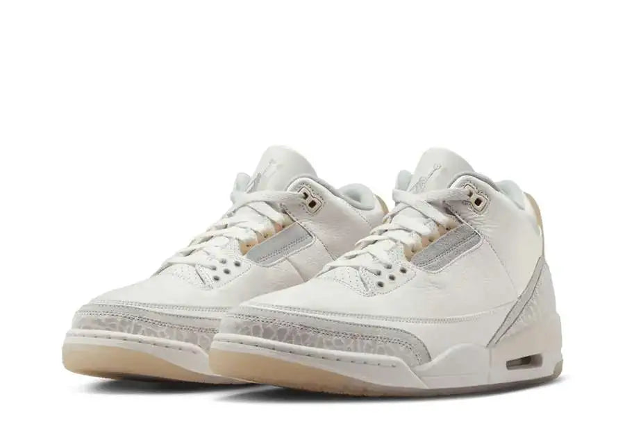 L'Air Jordan 3 ottiene finalmente il trattamento Craft con la colorazione Ivory. La maggior parte della tomaia è in pelle bianca di prima qualità, mentre i classici pannelli con stampa di elefanti sulla punta e sul tallone si trovano su sottili strati aggiuntivi di pelle scamosciata grigio chiaro. Il Jumpman ricamato sulla linguetta presenta un effetto ombra unico.