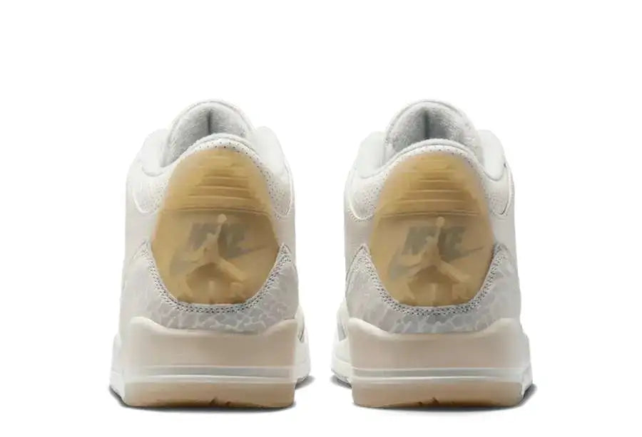 L'Air Jordan 3 ottiene finalmente il trattamento Craft con la colorazione Ivory. La maggior parte della tomaia è in pelle bianca di prima qualità, mentre i classici pannelli con stampa di elefanti sulla punta e sul tallone si trovano su sottili strati aggiuntivi di pelle scamosciata grigio chiaro. Il Jumpman ricamato sulla linguetta presenta un effetto ombra unico.