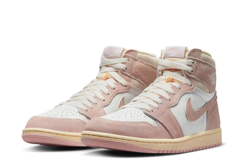 Preparati per la primavera con Air Jordan 1 High OG WMNS "Washed Pink". La base della tomaia è in pelle premium bianca fredda, con strati esterni in pelle scamosciata rosa sbiadita. Le classiche Jordan Wings sono stampate in bianco sul polsino, con il marchio Nike Air retro sulla linguetta e un'etichetta in pelle scamosciata abbinata. L'intersuola con cuscinetto d'aria ha un aspetto crema vintage, con accenti rosa sulla suola.