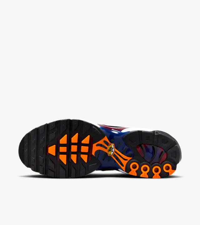 Scopri la grinta dei Culers del Món. Disegnata in collaborazione con Patta, questa Air Max Plus porta avanti la collaborazione di lunga data tra l'iconica etichetta visionaria di Amsterdam e l'FC Barcelona. Una morbida sfumatura in Deep Royal Blue e Noble Red ricopre la tomaia e il piatto suola nell'area mediale, per trasmetterti la passione per i blaugrana. Lo stemma del Barça impreziosisce le placchette in edizione speciale, mentre le punte dei lacci richiamano le strisce della Senyera.