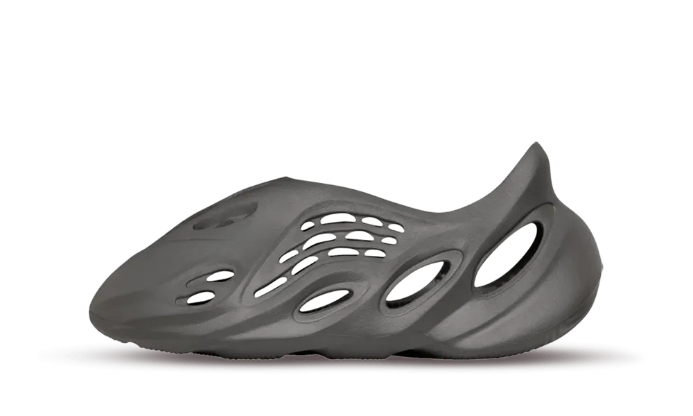 Le Yeezy Foam RNNR tornano nella colorazione Carbon. Questa versione offre una slip-on completamente antracite con leggerissime variazioni di tonalità. La silhouette iconica delle Foam RNNR propone delle aree curvilinee aperte lungo la silhouette che si abbinano alla suola che presenta il logo Adidas sotto al tallone.