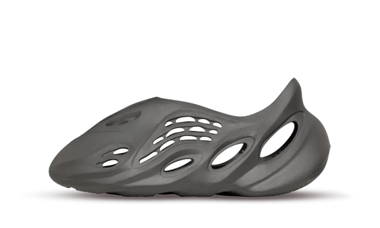 Le Yeezy Foam RNNR tornano nella colorazione Carbon. Questa versione offre una slip-on completamente antracite con leggerissime variazioni di tonalità. La silhouette iconica delle Foam RNNR propone delle aree curvilinee aperte lungo la silhouette che si abbinano alla suola che presenta il logo Adidas sotto al tallone.