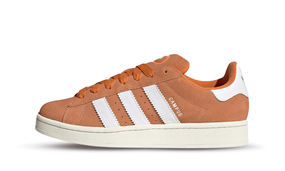 Adidas Campus 00s Amber Tint Ispirate alle Campus 80s, queste adidas Campus 00s riscrivono una grande storia per la nuova generazione di pionieri. I nuovi colori e le proporzioni rinnovate donano un tocco contemporaneo alla sneaker, mentre le inconfondibili 3 strisce e la tomaia in suede premium rimangono fedeli all'iconico stile originale.