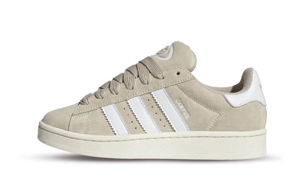 Le Adidas Campus 00s Wonder White presentano una tomaia in pelle beige che conferisce un aspetto elegante e versatile alla scarpa. Le tre strisce bianche lungo il pannello laterale, tipiche del marchio Adidas, aggiungono un tocco di riconoscibilità e stile. La linguetta del tallone abbinata alle strisce contribuisce a completare il design. Un dettaglio distintivo di questo modello è la suola ingiallita, che conferisce un tocco vintage e retrò alla scarpa. Controlla le specifiche del prodotto su Adidas.