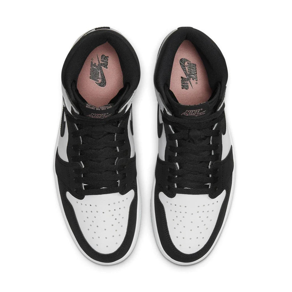 Uno stile retrò pulito entra alla ribalta, l'Air Jordan 1 High OG Stage Haze presenta una base in ciottoli bianchi con un tallone in pelle scamosciata grigio chiaro. Il grigio chiaro si trova anche sulla suola sotto l'unità Air ammortizzante. La vera star di questa colorazione è l'esclusivo effetto screpolato sui pannelli in pelle nera, che aggiunge un tocco retrò. L'ultimo tocco di colore è il rosa corallo sbiancato utilizzato sulla soletta e il marchio Nike Air sulla linguetta.