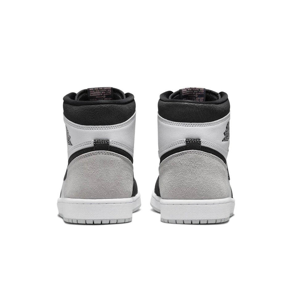 Uno stile retrò pulito entra alla ribalta, l'Air Jordan 1 High OG Stage Haze presenta una base in ciottoli bianchi con un tallone in pelle scamosciata grigio chiaro. Il grigio chiaro si trova anche sulla suola sotto l'unità Air ammortizzante. La vera star di questa colorazione è l'esclusivo effetto screpolato sui pannelli in pelle nera, che aggiunge un tocco retrò. L'ultimo tocco di colore è il rosa corallo sbiancato utilizzato sulla soletta e il marchio Nike Air sulla linguetta.