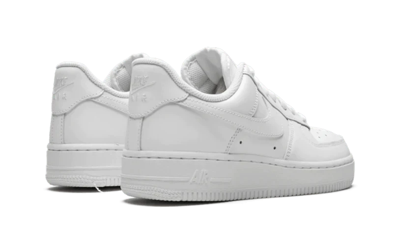 La Nike Air Force 1 Low '07 Triple White presenta una tomaia monocromatica in pelle pieno fiore con lacci, swoosh e suola abbinati. L'intersuola in schiuma e l'ammortizzazione della caviglia assicurano una calzata confortevole, mentre il piping metallico firmato presenta la scritta "AF-1" per completare il design.
