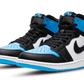 La Air Jordan 1 Retro High OG 'Unc Toe' è una scarpa iconica che catturerà l'attenzione di ogni sneakerhead appassionato di basket. Questa calzatura è caratterizzata da un design classico e sofisticato, che unisce stile e performance in un unico modello. La parte superiore alta utilizza una tomaia interamente in pelle con pannelli laterali bianchi e colpi contrastanti di nero sull'iconico Swoosh e sul rivestimento dell'avampiede. 