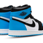 La Air Jordan 1 Retro High OG 'Unc Toe' è una scarpa iconica che catturerà l'attenzione di ogni sneakerhead appassionato di basket. Questa calzatura è caratterizzata da un design classico e sofisticato, che unisce stile e performance in un unico modello. La parte superiore alta utilizza una tomaia interamente in pelle con pannelli laterali bianchi e colpi contrastanti di nero sull'iconico Swoosh e sul rivestimento dell'avampiede. 