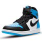 La Air Jordan 1 Retro High OG 'Unc Toe' è una scarpa iconica che catturerà l'attenzione di ogni sneakerhead appassionato di basket. Questa calzatura è caratterizzata da un design classico e sofisticato, che unisce stile e performance in un unico modello. La parte superiore alta utilizza una tomaia interamente in pelle con pannelli laterali bianchi e colpi contrastanti di nero sull'iconico Swoosh e sul rivestimento dell'avampiede. 