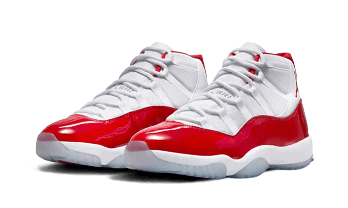 L' Air Jordan 11 Retro Cherry (2022) presenta una base in rete bianca che si integra perfettamente con il tradizionale parafango in vernice rosso ciliegia. Il parafango si abbina alla fodera, alla linguetta sul tallone e al Jumpman ricamato sulla caviglia. L'intersuola bianca e la suola ghiacciata aggiungono il tocco finale.
