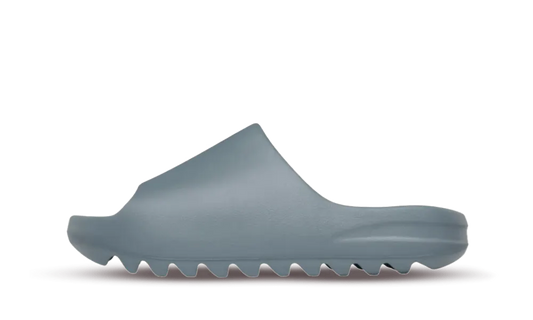 Adidas Yeezy Slide, è dotata di schiuma EVA iniettata per fornire leggerezza e resistenza. La parte superiore morbida del plantare offre un comfort immediato, mentre la suola presenta delle scanalature per un comfort e una trazione ottimali, ecco a voi la nuova colorazione Slate Marine.