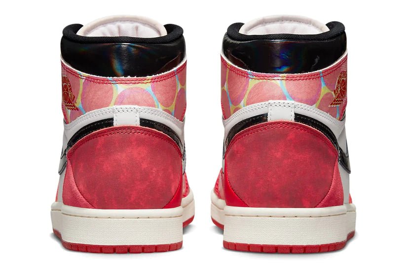 Air Jordan 1 High OG 'Spider-Man Across the Spider-Verse' - SNKRSELL SHOP - Jordan - SNKRSELL SHOP - La Nike Air Jordan1 High OG Spider Man è vestita con un blocco in stile Chicago di University Red, Black e White. Questo modello presenta vari toni titolari e forme geometriche che fanno cenno a Miles che viaggiano attraverso il Ragnoverso. Swoosh e collari in pelle verniciata nera su una suola semitrasparente rossa completano il design. - DV1753-601 -